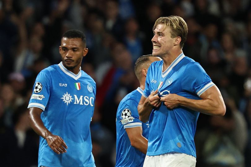 Rasmus Hojlund (Napoli) merayakan gol ke gawang Sporting dalam laga Liga Champions di Diego Armando Maradona stadium