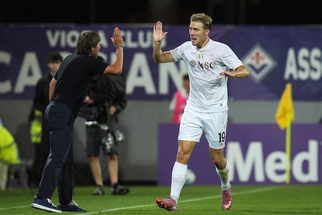 Penyerang Napoli, Rasmus Hojlund merayakan golnya bersama pelatih Antonio Conte saat melawan Fiorentina di Artemio Franchi Stadium