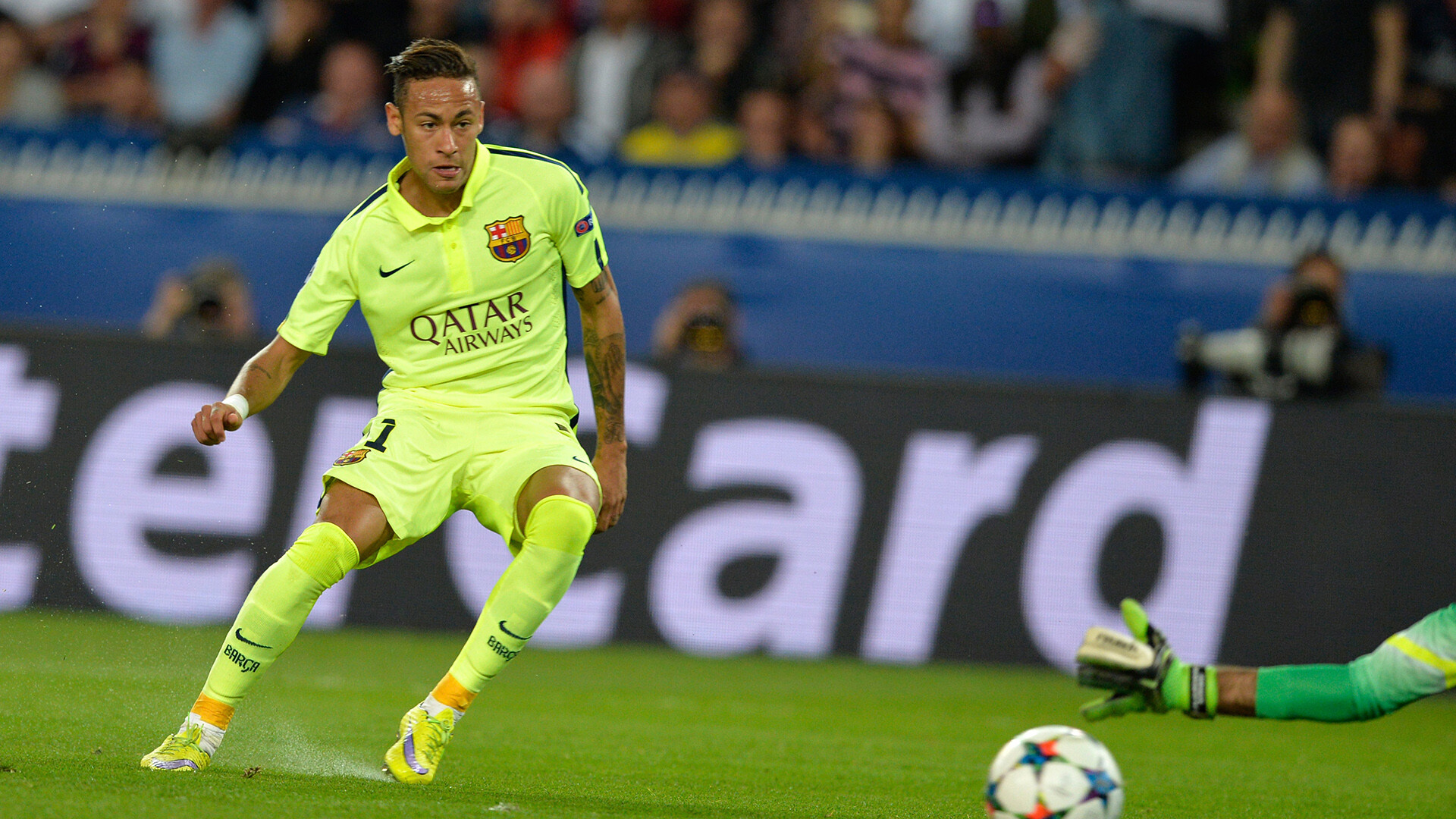 Neymar Jr – Pemain Brasil dengan skill individu dan gaya yang atraktif.
